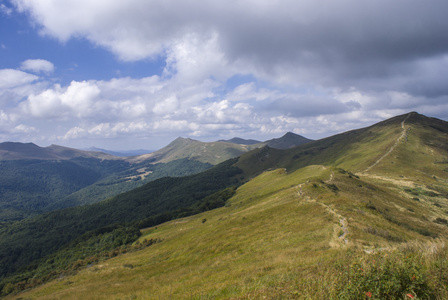 Bieszczady 山脉的山丘