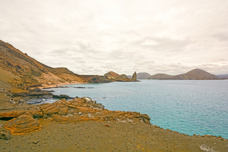 在早上的火山岸边