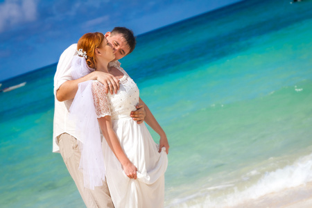 爱的年轻夫妇在婚礼一天，室外海滩婚礼
