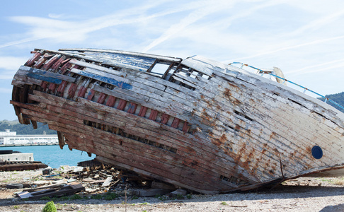 古老的木制船的残骸照片