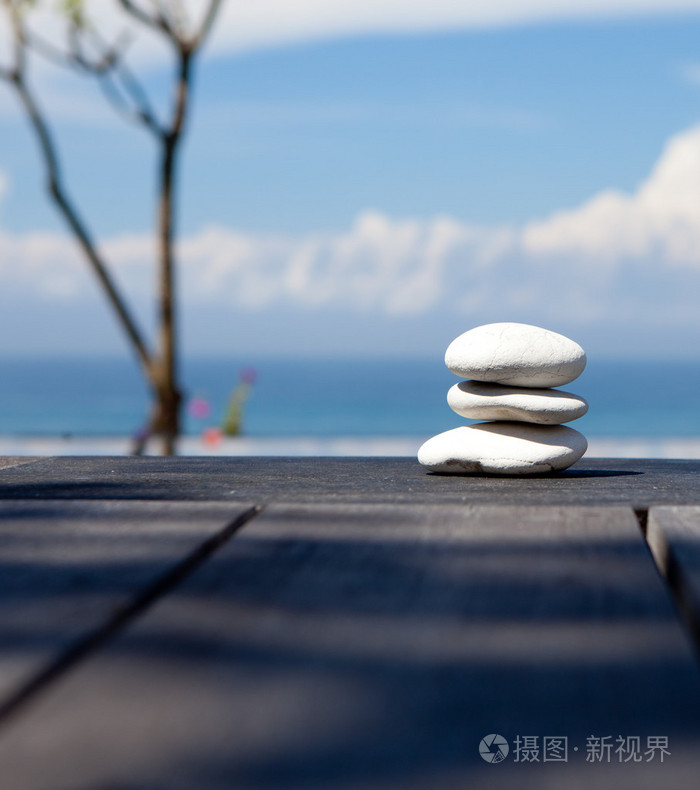 在海滩上的小卵石石头的堆栈