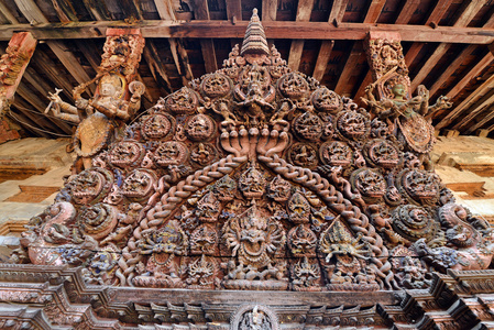 关于在加德满都，N 的印度教神庙复杂的木雕