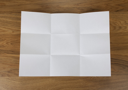 九顶白色纸的纸对折,在九顶射击照片