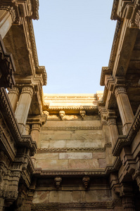 阳光下的 Adalaj Stepwell 在艾哈迈达巴德