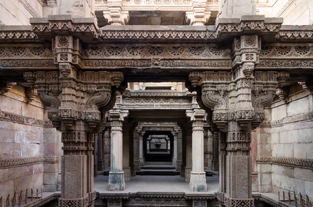 在 Adalaj Stepwell 在艾哈迈达巴德的一个点透视。