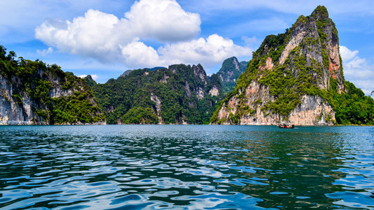 美丽的景色蓝色清澈的水与岩石山在 Ratchapra