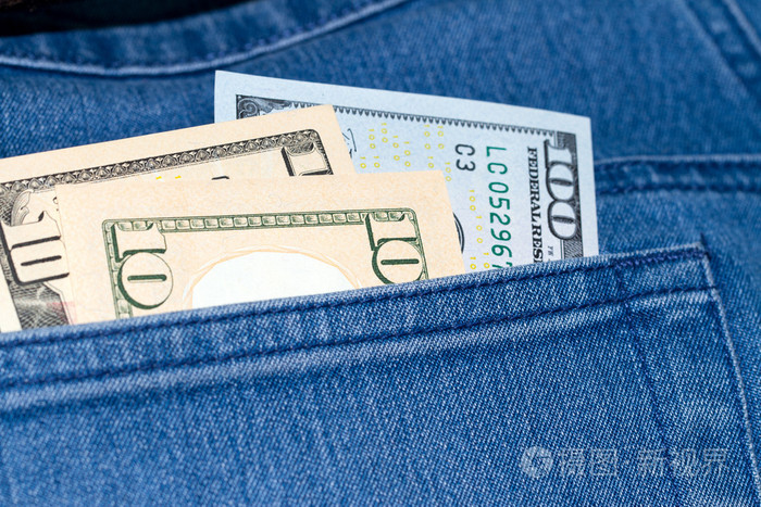 在牛仔裤的口袋里的钱