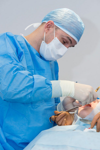 种植体植入术中的牙医