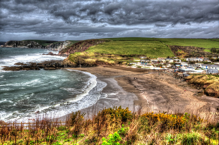 Challaborough 湾和海岸英国英国德文郡受欢迎的冲浪海滩，附近伯格岛和比格伯里在海中生动多彩 Hdr 的南部西海岸路径