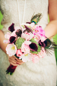 婚礼花束与不寻常花在新娘的手图片