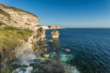 白崖 堆栈和地中海在博尼法西奥在科西嘉岛