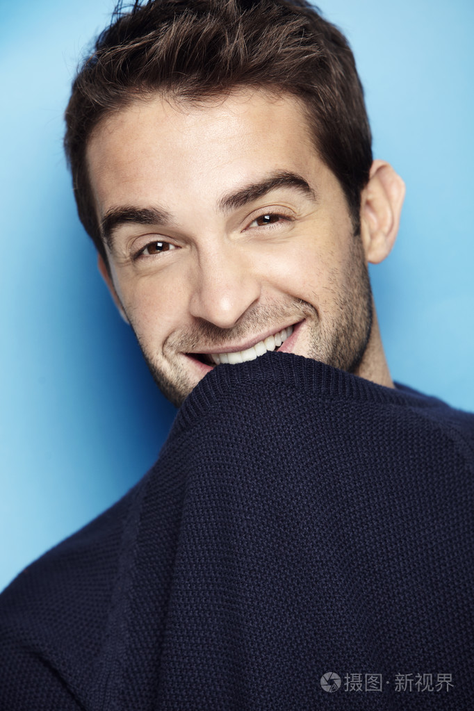 有魅力的男人微笑