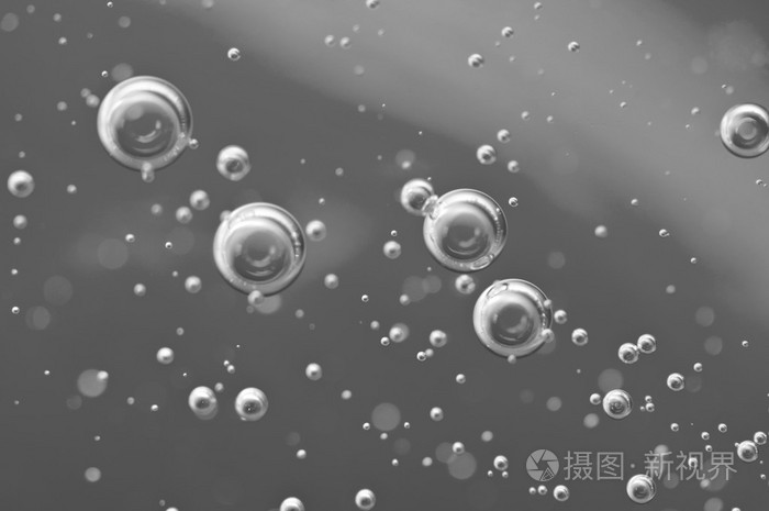 宏氧气气泡水在黑白背景上