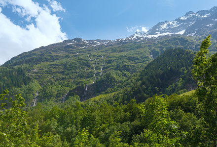 格里姆塞尔通过夏季景观瑞士。