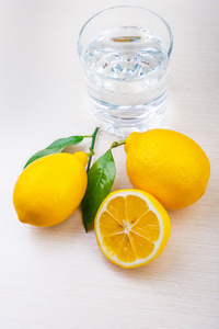 柠檬和玻璃水
