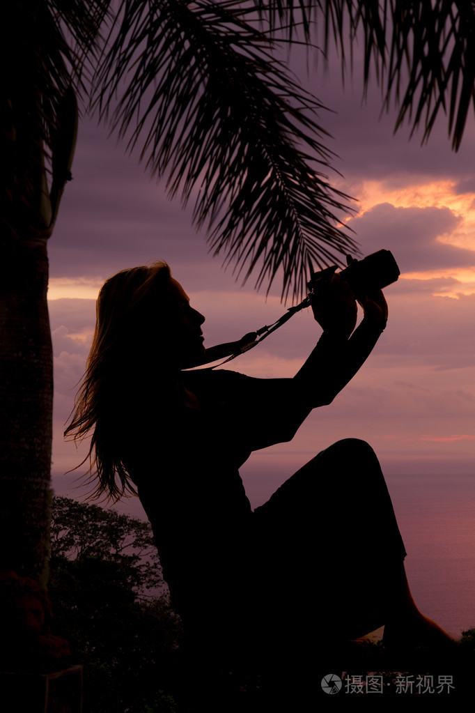 拿照相机的女人的剪影