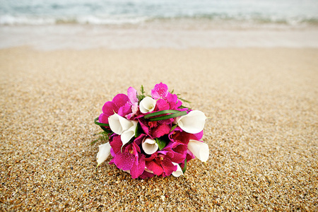 婚礼花束在白色的沙滩上