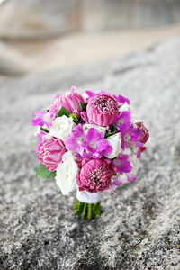 在岩石上的莲花花婚礼花束