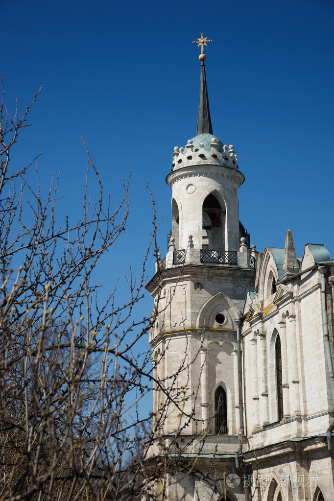 哥特式风格公主城堡在村庄贝科沃