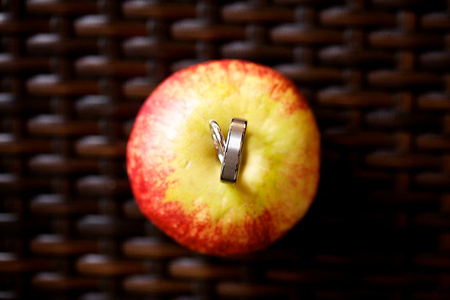 红苹果上的结婚戒指