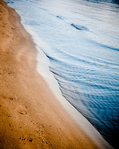 海浪轻轻触摸沙滩