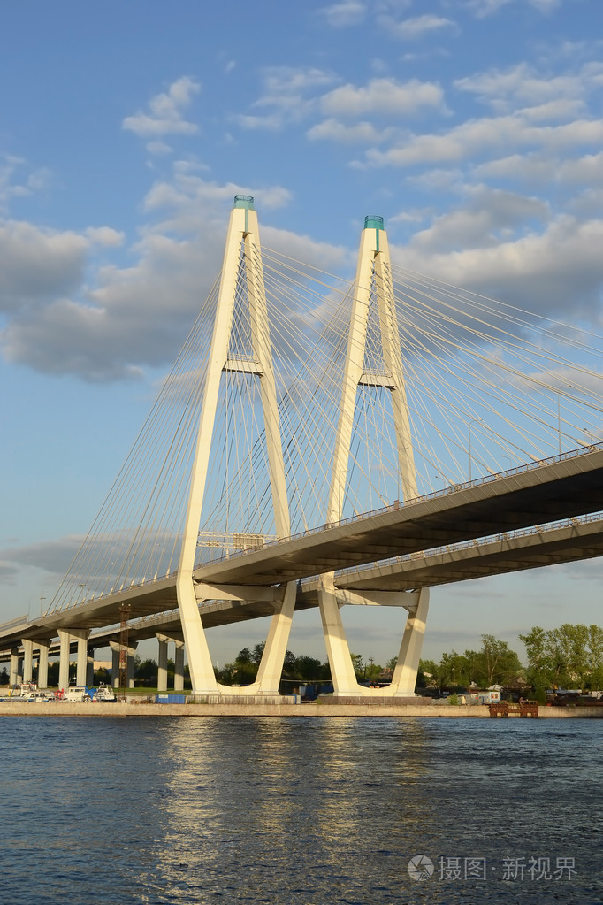 在圣彼得堡的斜拉桥照片-正版商用图片1ivafs-摄图新视界