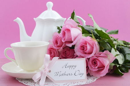 幸福的母亲一天粉红玫瑰和茶设置