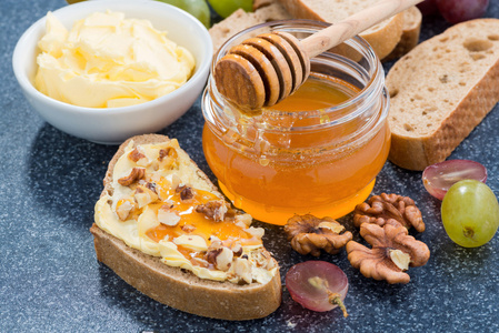 蜂蜜 奶油面包和葡萄的 水平的 顶视图