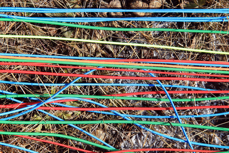地面上的彩色的绳子