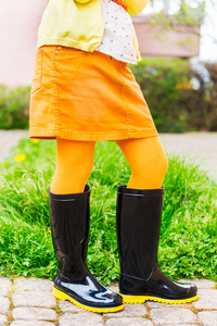 孩子的脚,在户外上黑雨靴照片