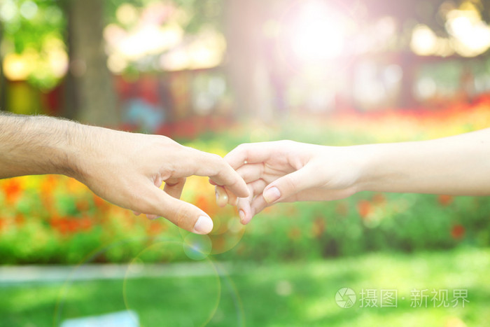 手牵着手在户外的恩爱夫妻照片-正版商用图片1ivi3h-摄图新视界