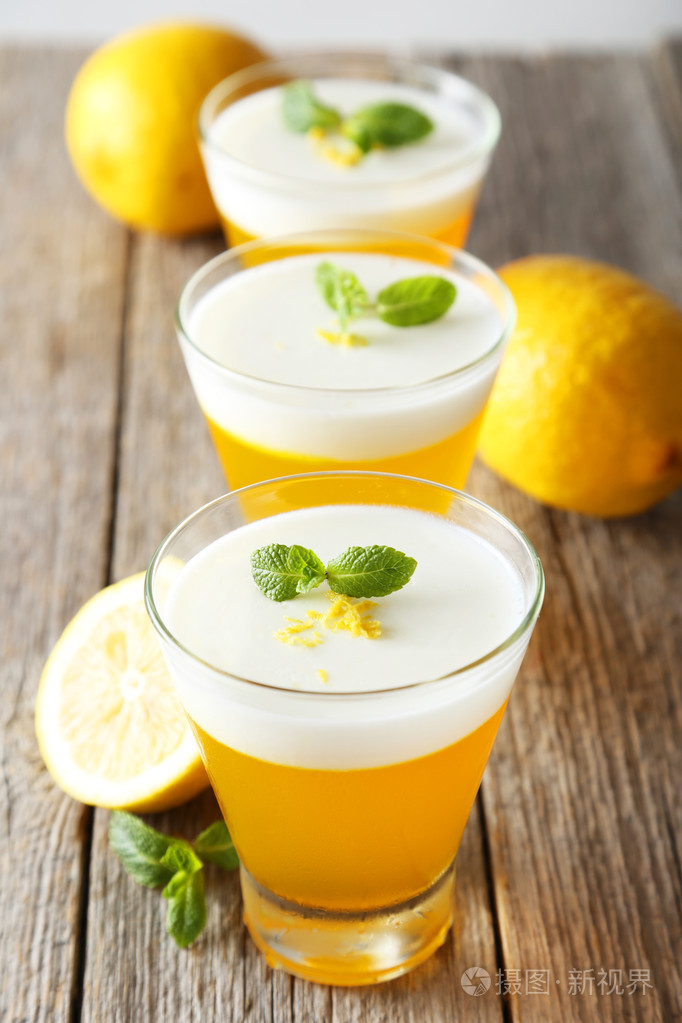 在眼镜的美味柠檬果冻