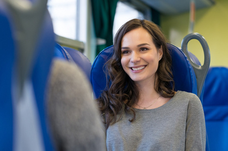 坐在火车中微笑的女人图片