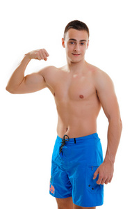 运动型的年轻的肌肉发达的男性的肖像上身