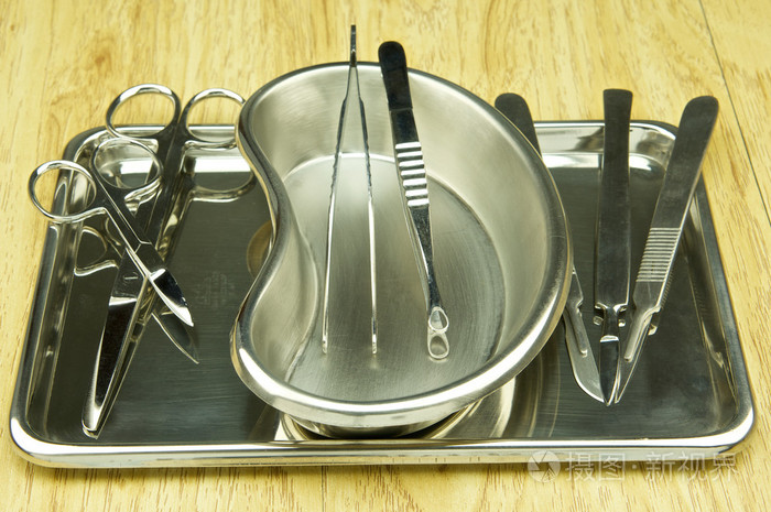 不锈钢托盘上的手术工具