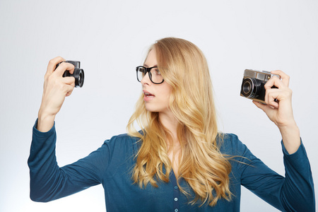 老式相机的年轻金发女子图片