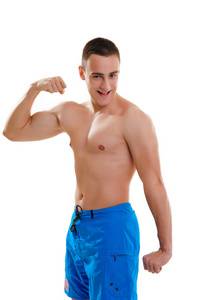 运动型的年轻的肌肉发达的男性的肖像上身