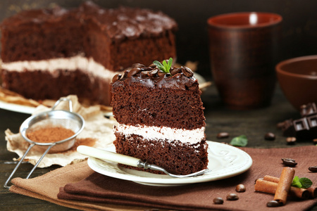 美味的巧克力蛋糕上棕色背景表格