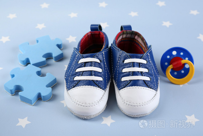 蓝色背景上的婴儿鞋