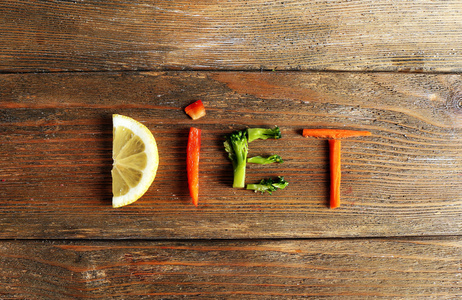 词的饮食由木制背景蔬菜切片