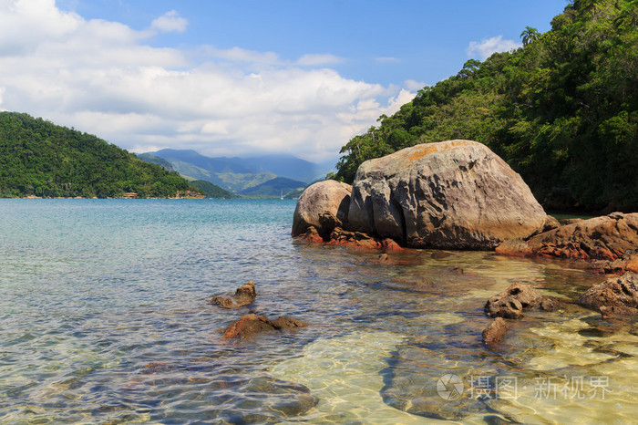 透明的水和石头海滩 cotia,巴西帕拉州附近的海中