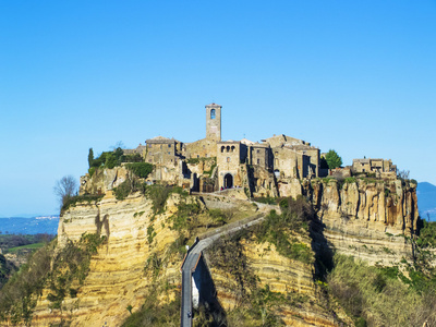 奇维塔 di Bagnoregio 视图从桥上走过