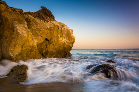 岩石和中太平洋，在 El 斗牛士州立海滩波