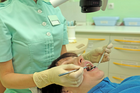 牙医固化女病人