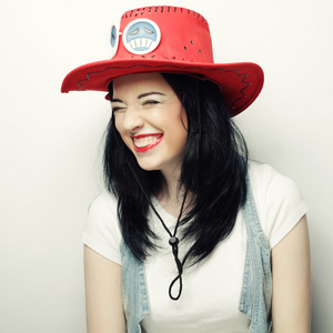 红帽子新潮时髦女孩的肖像