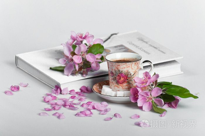书咖啡杯和鲜花