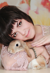 女孩和俾格米人兔