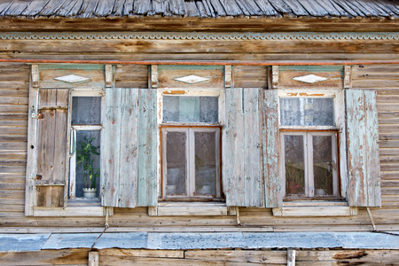 三个古老的俄罗斯风格木窗口在俄罗斯阿斯特拉罕。市区老化。遗产