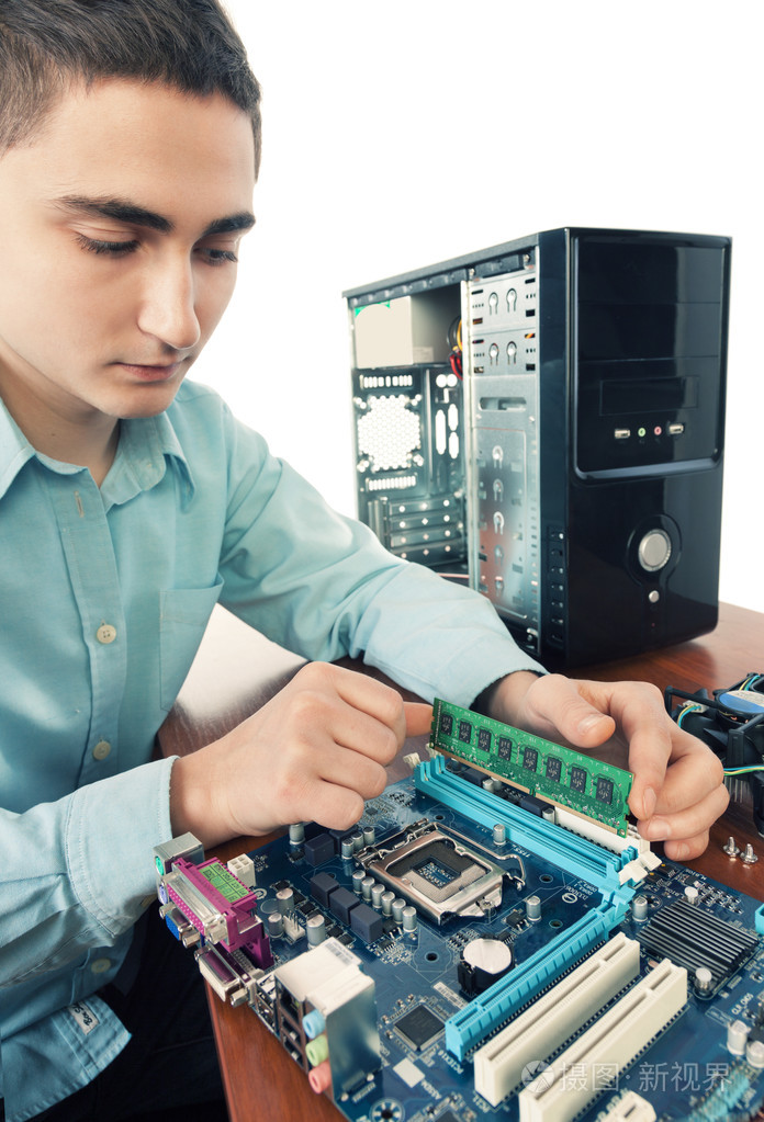 修复在实验室中的计算机硬件技术员照片-正版商用图片1ivxes-摄图新视