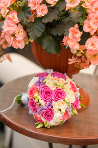 桌上的新娘婚礼饱和的粉红色玫瑰花束